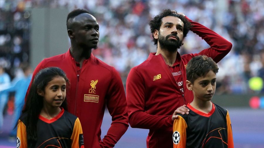 الطفلة السعودية بسمة نواف الشنيفي مع بعض نجوم دوري أبطال أوروبا.