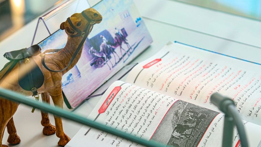 من خلال جلسات سرد القصص والورش الفنية والمحاضرات التثقيفية