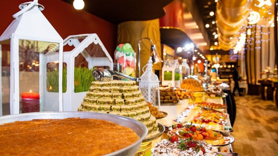 يدعو الفندق ضيوفه الأعزاء للانضمام إلى مائدة غداء عيد الأضحى الفاخرة التي تضم أشهى الأطباق الشرق أوسطية والعالمية