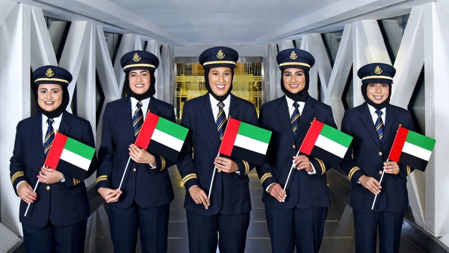 ضباط طيران الإمارات حنان محمد ، بخيتة المهيري ، عائشة يوسف ، نوف عمر ، مريم بن إسماعيل.