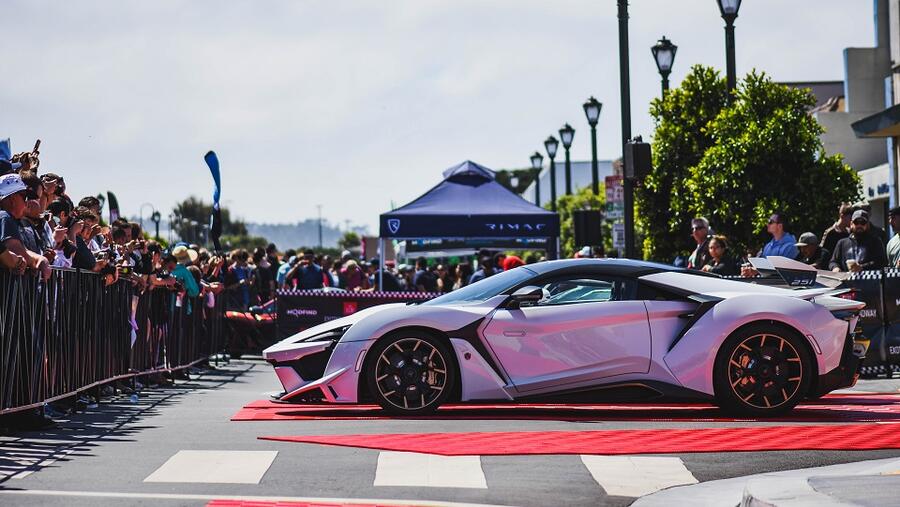 شكّلت سيارة Fenyr SuperSport جزءًا من عرض رائع للسيارات في أجواء حديقة خاصة لا تضاهى