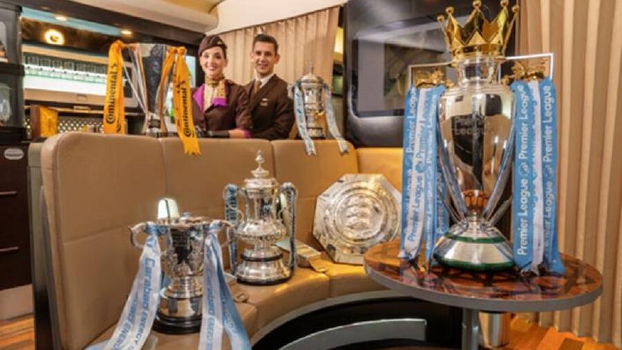 طاقم طائرة الاتحاد للطيران مع الكؤوس في "المجلس" الفخم على متن طائرة A380 الفاخرة.