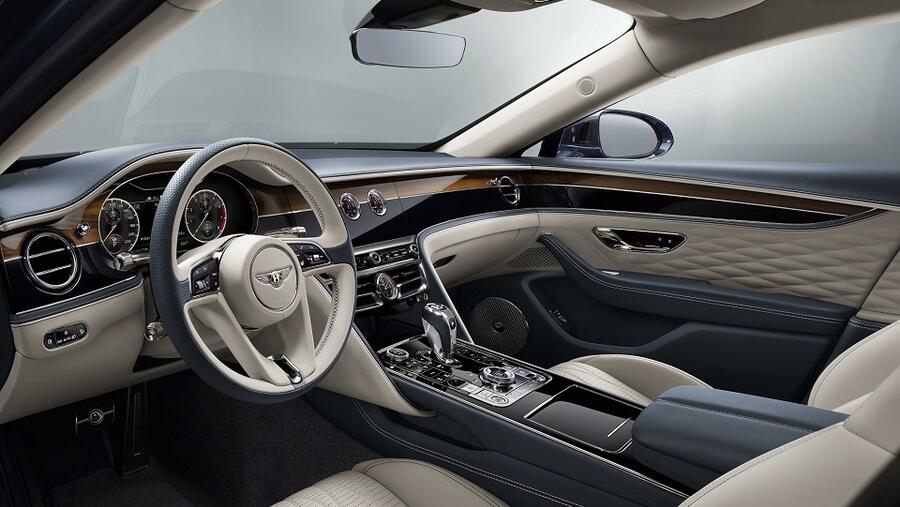 Flying Spur الجديدة كلّياً