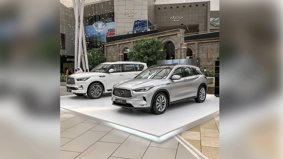 تتميز إنفينيتي QX80 بمقصورتها الداخلية الراقية والرحبة من خلال مواد عالية الجودة، ولمسات صُنعت يدوية وتقنيات متقدمة لمساعدة السائق.