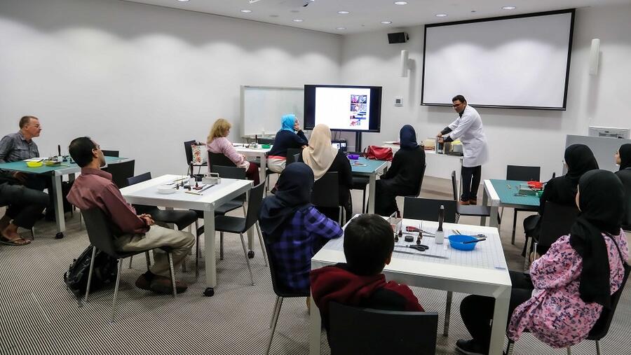 مكتبة قطر الوطنية تُسلّط الضوء على فن تجليد الكتب خلال ورشة عمل متخصصة