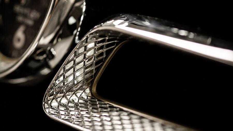 Flying Spur الجديدة بالتفصيل: قصّة النقش الماسي