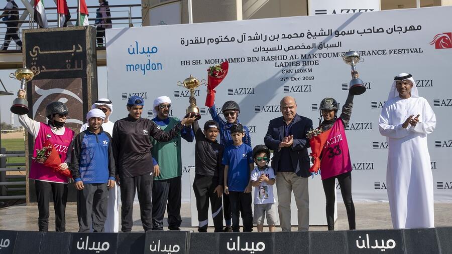 السيد مرويس عزيزي، رئيس مجلس إدارة مجموعة عزيزي يقدم الجوائز للفائزات في "سباق القدرة للسيدات"