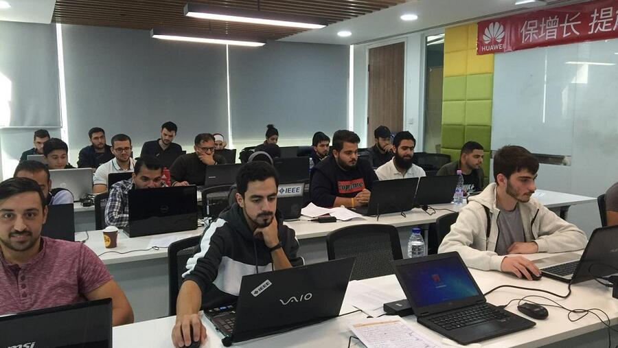 منتدى هواوي للتعليم المرتبط بالتكنولوجيا الحديثة يناقش آفاق التعاون بين القطاعين العام والخاص لتعزيز الابتكار وجسر الفجوة الرقمية للمهارات البشرية في منطقة الشرق الأوسط 