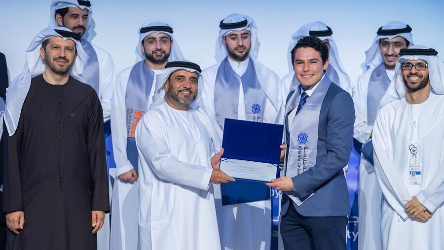 جامعة خليفة تكرم أعضاء برنامج القادة الشباب لطاقة المستقبل 2019