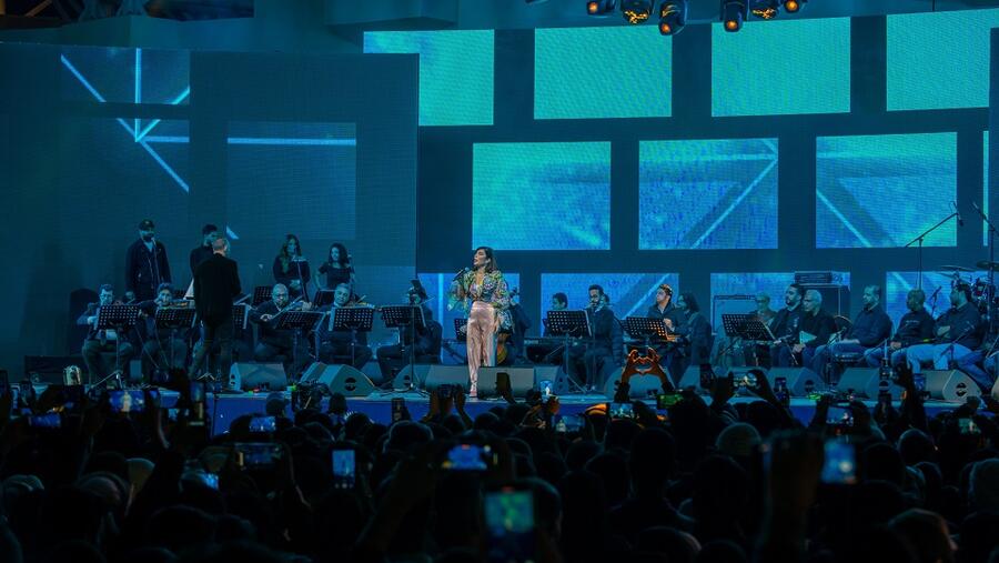 الفنانة أصالة نصري تتألق على المسرح الرئيسي للقرية العالمية في حفل استثنائي