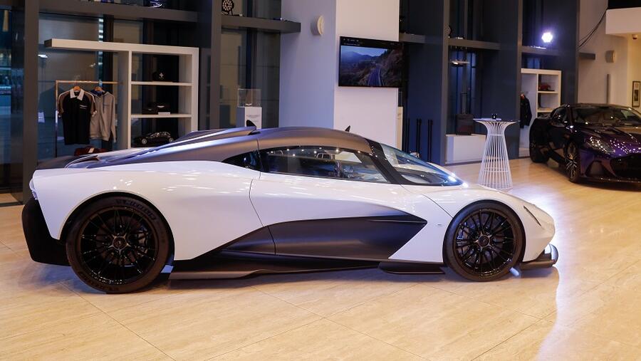 أستون مارتن فالهالا تعرض للمرة الأولى في دولة الإمارات