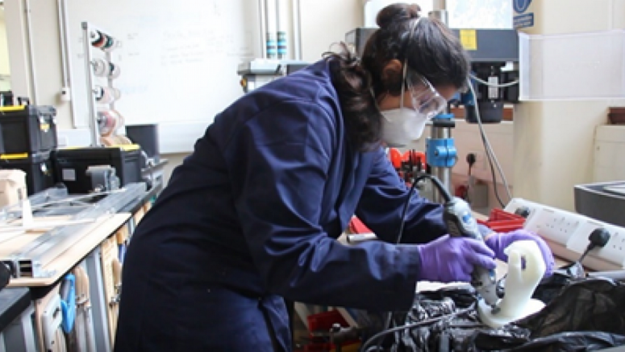 خريجة الجامعة الأمريكية بالقاهرة تقوم بتصميم وبرمجة جهاز لمساعدة مرضى الفصال العظمي