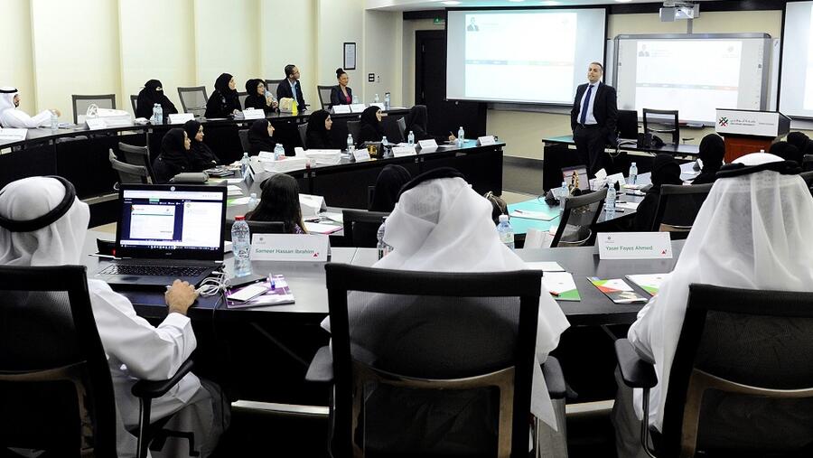 تخريج 51 مواطناً ومواطنة من برنامج الدكتوراه في إدارة الأعمال من جامعة أبوظبي
