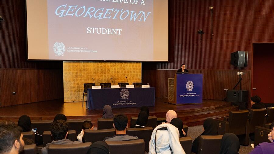 طلاب المدارس الثانوية يتذوقون يوما في حياة طالب جورجتاون