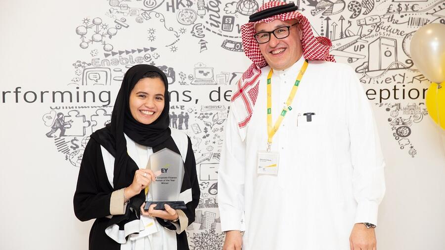 يارا بوجيس تفوز بجائزة "سيدة العام في مجال التمويل المؤسسي" في السعودية من EY 
