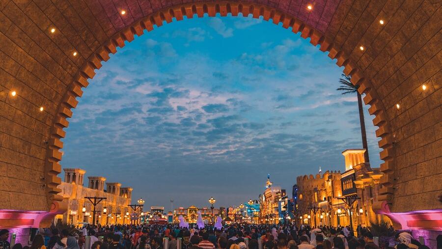 يمكن المشاركة في السحب من  قبل جميع الضيوف الذين قاموا بشراء تذكرة الدخول إلى القرية العالمية مقابل 15 درهم أو لكل 100 درهم يتم إضافتها لبطاقة "وجهات ترفيهية" القابلة لإعادة الشحن 