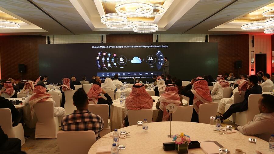 هاتف HUAWEI Mate30 Pro  يتميّز بأدائه القوي وتصميمه الأيقوني وقدرته على الارتقاء بتجربة تصوير مقاطع الفيديو إلى آفاق جديدة