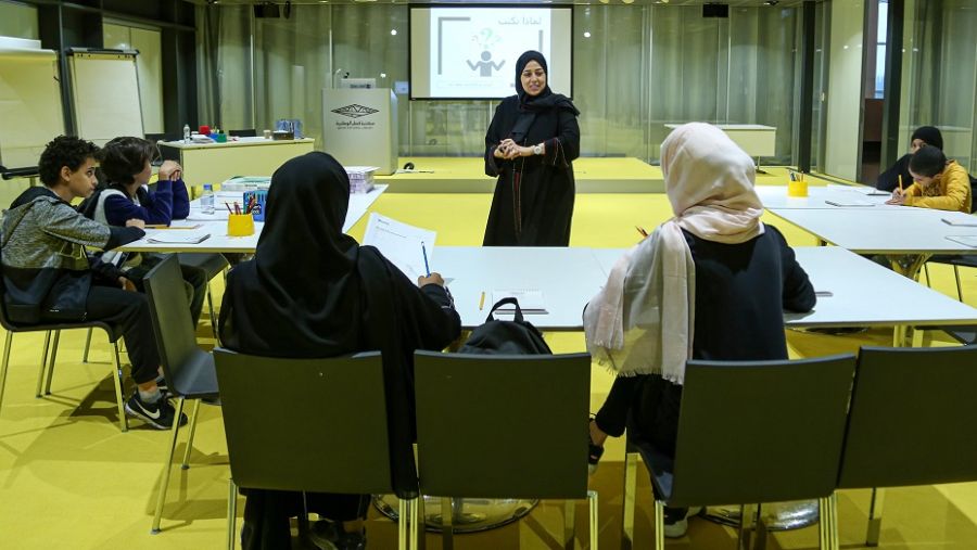 الشباب يتدربون على تحرير الأخبار في مكتبة قطر الوطنية