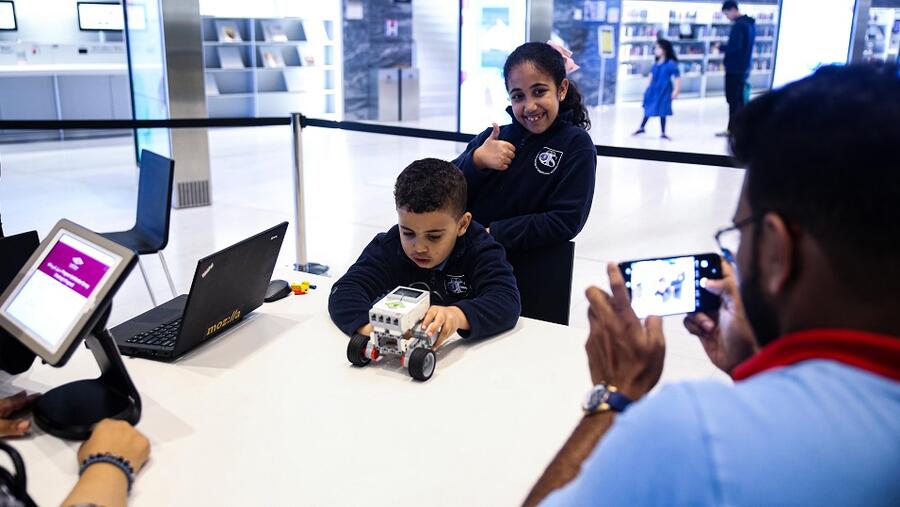 الأطفال يُطبِّقون مفاهيم التكنولوجيا والرياضيات في بناء الروبوتات بالمكتبة الوطنية