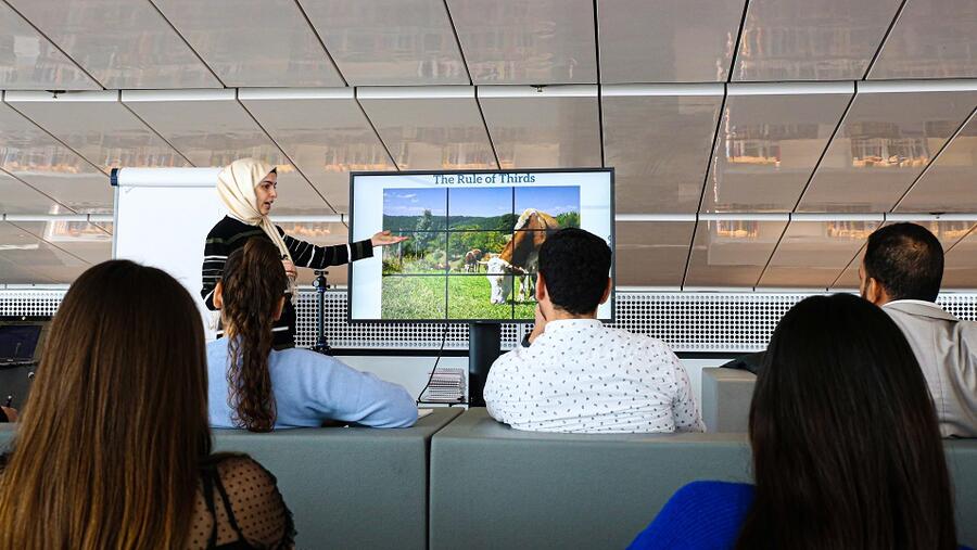 هواة الكاميرا يتدربون على التصوير الفوتوغرافي الرقمي في مكتبة قطر الوطنية