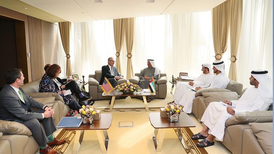 وزير الاقتصاد يبحث مع السفير الامريكي تعزيز التعاون بمجالات الابتكار والطاقة المتجددة والاستثمار