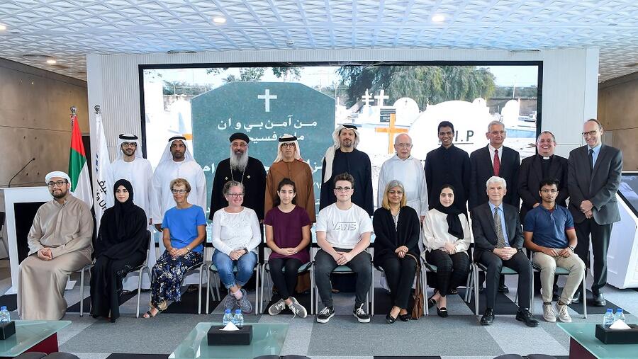 طلبة جامعة خليفة يُطورون أنظمة إلكترونية لعرض تفاصيل أكثر من 450 شخصية دينية مختلفة دُفنت في مقبرة غير المسلمين في أبوظبي