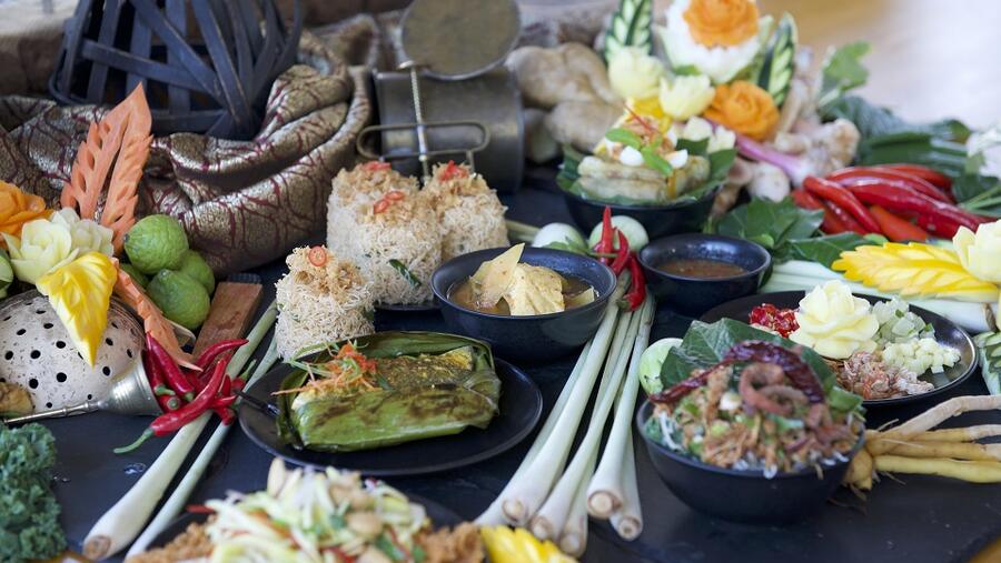 تبدأ قائمة الطعام المتوافرة لمدة 5 أيام من 13-17 يناير، مع مجموعة لا تقاوم من المقبلات، بما في ذلك لفائف سبرينغ رولز البحرية، الفطائر الفيتنامية وسلطة البوميلو، بالإضافة إلى حساء المعكرونة مع اللحم البقري أو الدجاج