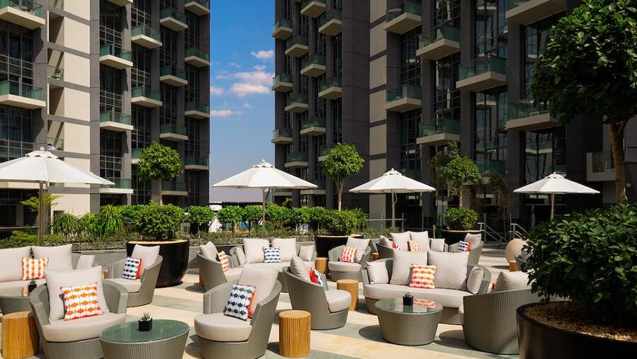 تضم قائمة الغداء مجموعة متنوعة من المأكولات البحرية والمشاوي اللذيذة والأطباق المتميزة اضافة الى محطات الطهي الحية ومجموعة كبيرة من المشروبات اللذيذة مع فقرات موسيقية متنوعة.