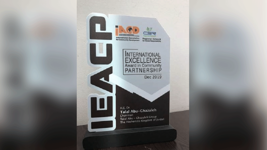 تم منح الدكتور أبوغزاله درعا تقديريا تسلمه نيابة عنه الأستاذ إبراهيم الزغول مدير الخدمات المهنية في مكتب أبوغزاله العالمية في الكويت.