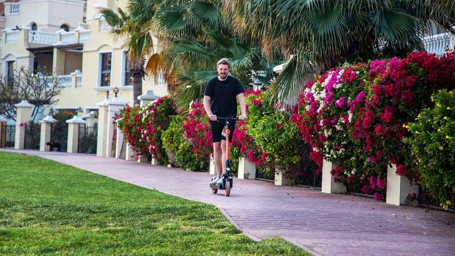 100 سكوتر كهربائي توفرها "الحمرا" في وجهاتها الرئيسية لتمكين المستخدمين من التنقل بأسلوب مريح وصديق للبيئة