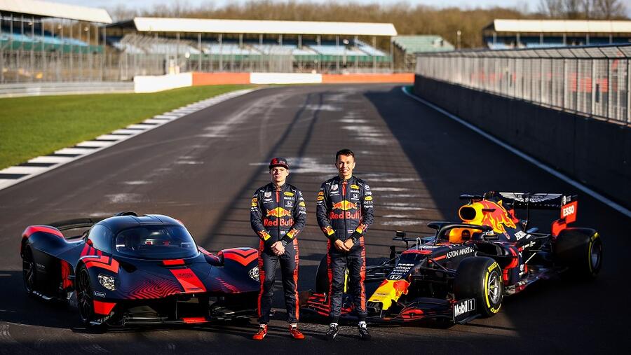 محترفو سباقات الفورمولا 1 يختبرون النموذج الأولي الجديد من أستون مارتن فالكيري