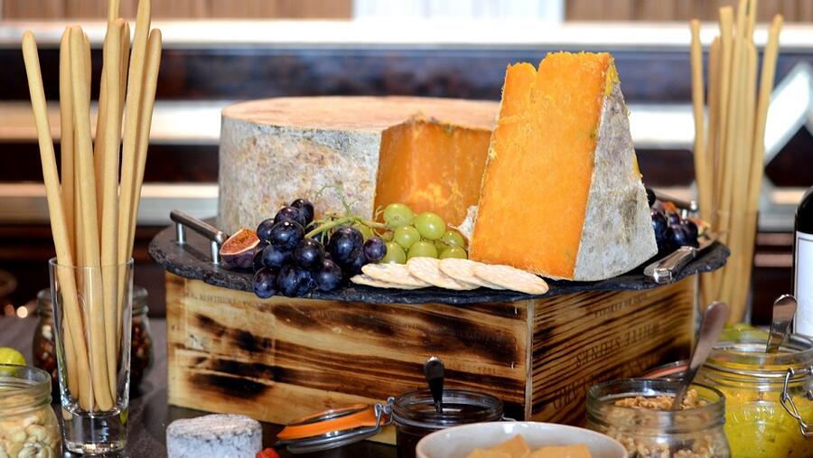 سيستمتع الضيوف بتشكيلة واسعة من الحلويات الشهية التي تتضمن 10 نكهات مختلفة من شوكولاتة فالرونا الفاخرة و 8 نكهات من الجيلاتو إلى جانب منصة الأجبان الفاخرة التي تضم أكثر من 26 نوعًا من الأجبان الشهية.