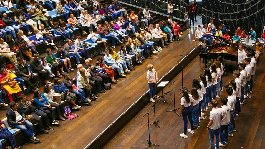 فرقة كورال قطر للشباب واليافعين تؤدي أجمل الأغنيات الفولكلورية في المكتبة