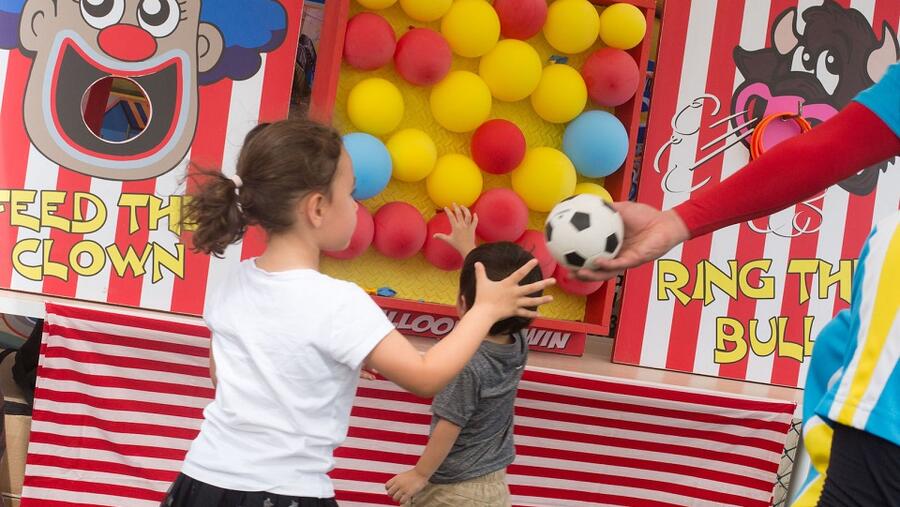 مدرسة جيمس جميرا الابتدائية تحتفي بعشرة أعوام على إطلاق معرض الربيع لجمع التبرعات في أجواء عائلية ممتعة