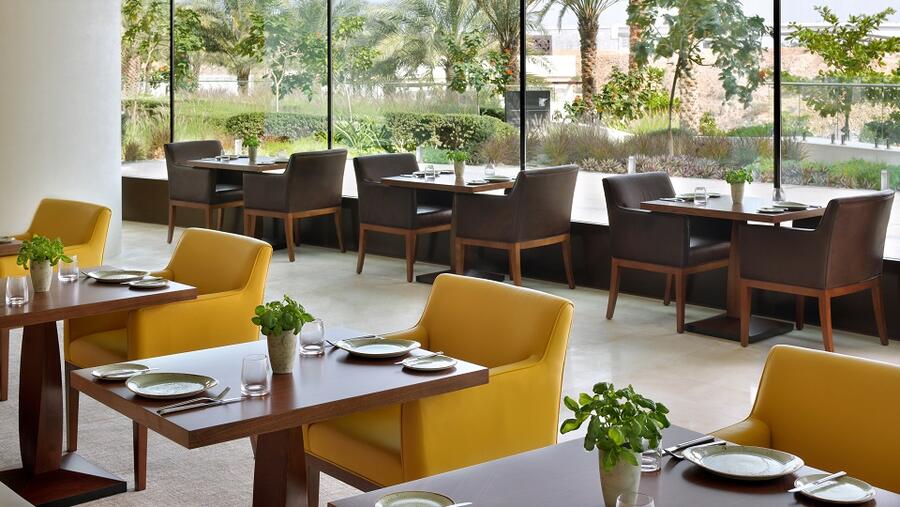 يتيح الفندق لضيوفه تجارب مُثرية لا تُنسى للعقل والجسم والروح معاً. فمن خلال إطلالاته الخارجية على مساحات رحبة وتصاميم معمارية مُبتكرة، يُعد الفندق ملاذاً مثالياً للراحة والاستجمام واستعادة النشاط بعد أسبوع عمل حافل.