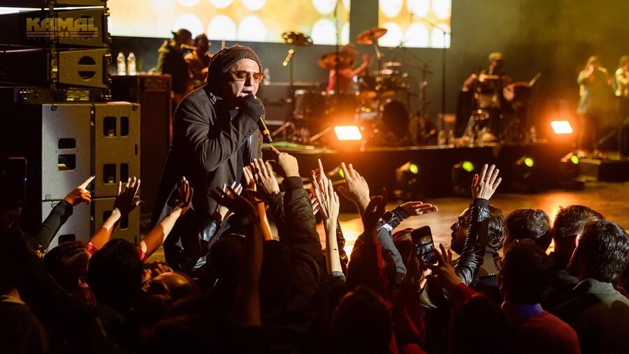 يمكن لجميع ضيوف القرية العالمية الإستمتاع بحضور حفل فرقة "جنون"، وجميع العروض الثقافية والترفيهية على المسرح الرئيسي بمجرد الدخول إلى القرية العالمية وبدون تذاكر إضافية.