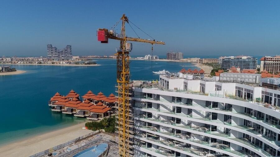  يضم مينا منطقة مخصصة للمحلات التجارية ومواقف مغطاة وخدمة الكونسيرج، مع سهولة الوصول إلى مونوريل النخلة وترام دبي ومترو دبي