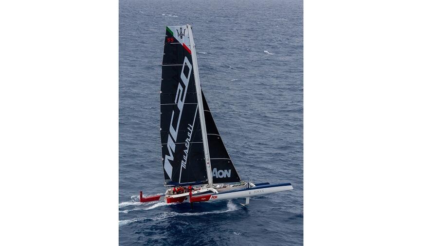 شعار السيارة الجديدة يظهر على الشراع الرئيسي لزورق "مازيراتي Multi 70" بأسلوب يختبره العالم لأول مرة  