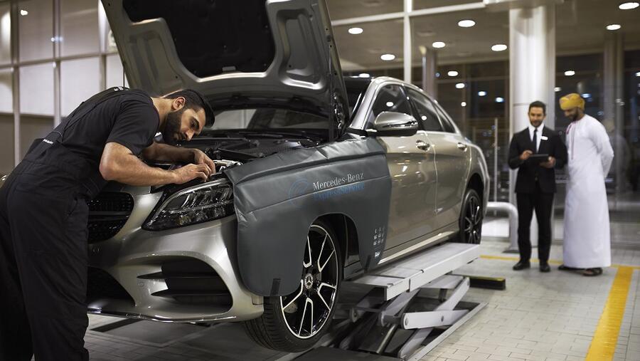 أنّ مرسيدس ـ بنز عُمان تقدم لعملائها تشكيلة واسعة وغير مسبوقة من السيارات الفاخرة عالية الأداء تُكملها خدمة عملاء ودعم رائعة ترسي من خلالها معاييراً جديدة في قطاع السيارات الفخمة.