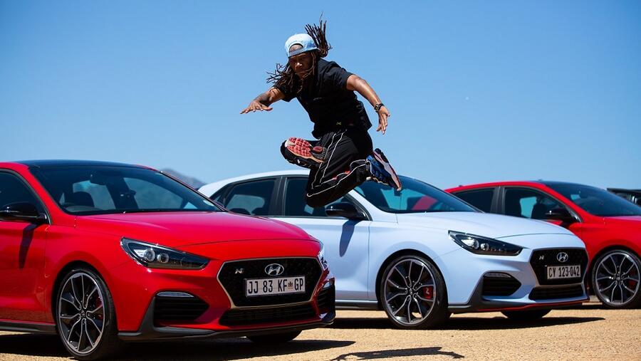 تشمل سيارة i30 N على خاصية مدمجة لضبط السرعة ودورات المحرك، عندما يغير السائق بين أشكال القيادة، مما يضمن الانتقال السلس للتروس