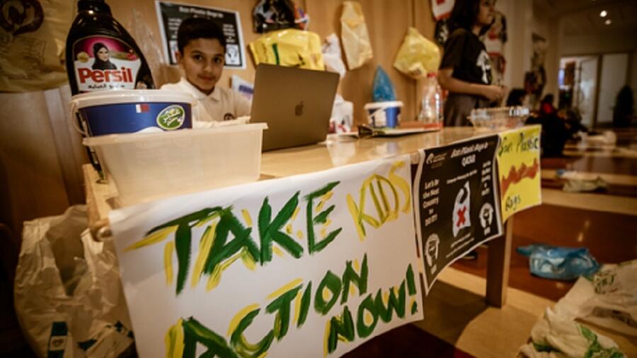 يهدف الشباب في أكاديمية قطر- الدوحة إلى رفع مستوى الوعي حول أضرار الأكياس البلاستيكية ذات الاستخدام الواحد على البيئة والحياة البحرية