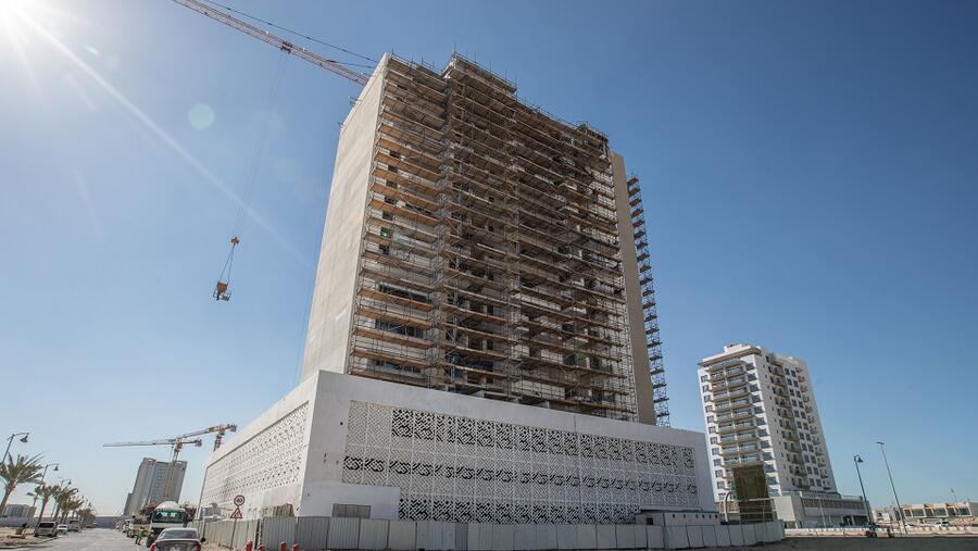 اكتمل هيكل المشروع بنسبة 100% تقريبًا، بينما بلغت نسبة إنجاز الطابوق 96%، وأعمال التكسية الداخلية 94%، والواجهات الأمامية 78%، والأعمال الميكانيكية والكهربائية والتمديدات الصحية 74%، وتركيب البلاط والسيراميك والتهوية والتكييف 68%.