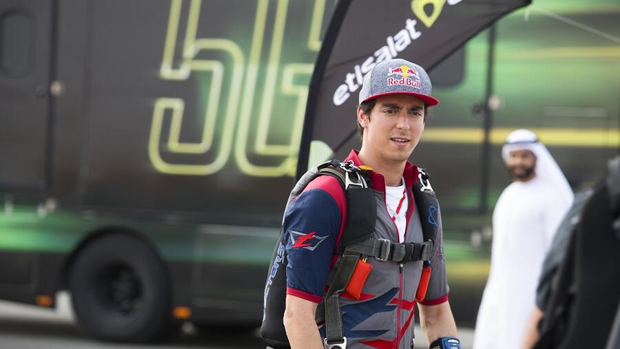 لقد كانت ثقة داني رومان في "اتصالات" في مكانها، حيث نجحت شبكة الجيل الخامس في إتمام عملية التحميل خلال 30 ثانية بعد أن قفز من الطائرة ووصوله إلى العلو المطلوب