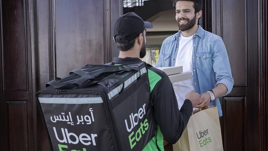 يمكن لعشاق الطعام في مكة المكرمة طلب أطباقهم المفضلة من مطاعم مختلفة تشمل ماكدونالدز ، شاورمر ، باسكن روبنز ، بيتوتي ، مايسترو بيتزا