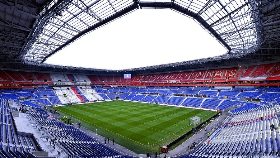 سوف يظهر شعار طيران الإمارات الشهير Fly Better على معدات تدريب الفريق وقمصان اللاعبين في جميع مباريات النادي، بما في ذلك بطولة فرنسا وكأس أوروبا حتى يونيو (حزيران) 2025.