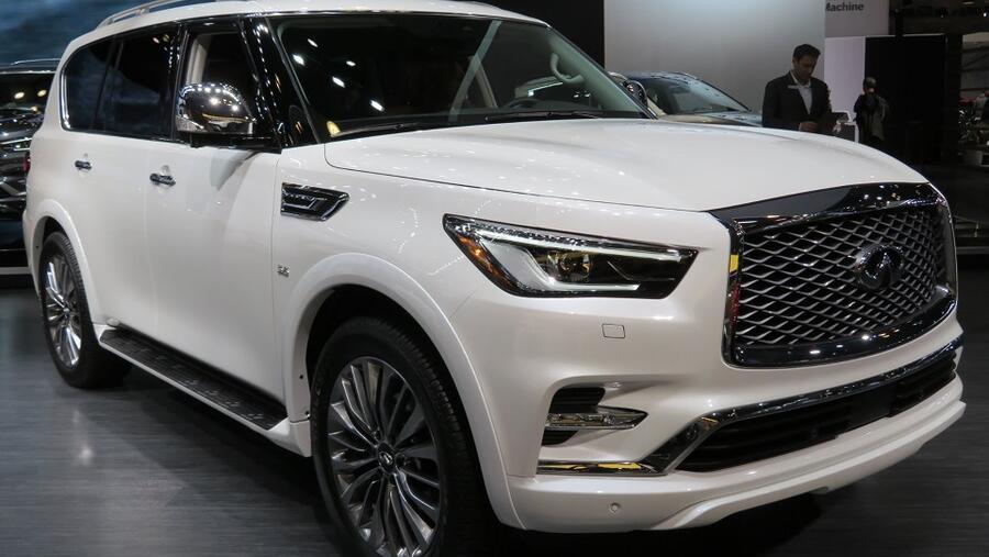 لا تقتصر خصائص الأداء الذي يتميز به طراز QX80 على ذلك، بل إنها تأتي معززة بمجموعة من التقنيات لمساعدة السائق والتحذير من الأخطار الوشيكة، بما في ذلك نظام الملاحة الذكي، والمساعدة في التحكم عن بُعد