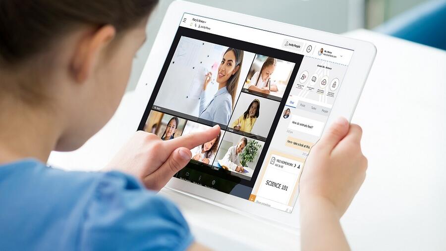 إن التعليم عن بُعد يختلف بشكل أساسي عن التعليم المنزلي، حيث تساعد التقنيات الرقمية على توفير تجربة للطلاب تماثل الفصول الدراسية في المؤسسات التعليمية