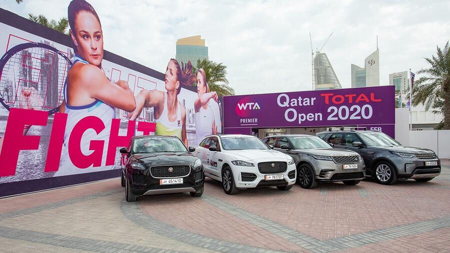 وفرت شركة "الفردان بريميير موتورز" هذا العام أسطولاً فارهاً من سيارات "جاكوار" و"لاند روڤر" ضم 45 سيارة مع سائقيهم لضمان راحة تنقل اللاعبات مع فرق العمل