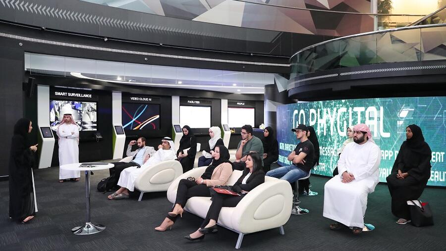 مركز اتصالات للابتكار يستعرض مجموعة من الحلول المبتكرة لزوّاره من طلاّب الجامعات