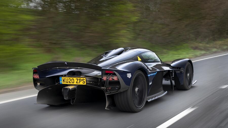 أستون مارتن فالكيري تستهل مشوار الاختبارات على الطرقات العامة